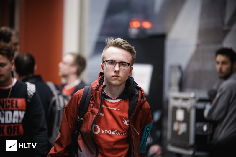 解析“下注恐惧”：为什么领先时反而不敢打？（领先反而不敢出手？揭秘“下注恐惧”）